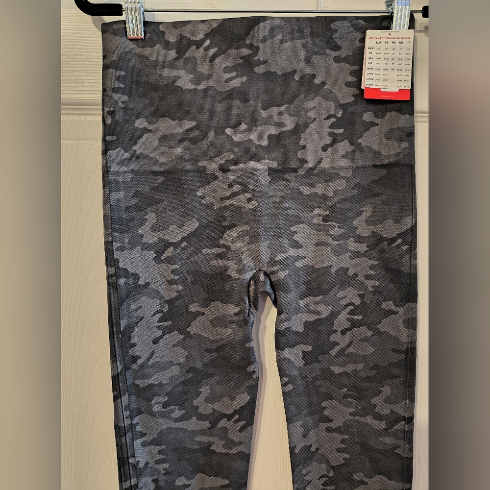 Spanx Cropped Camo Sz XL Leggings - Picture 4 of 9